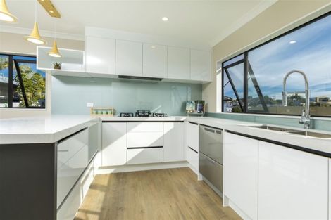 Photo of property in 28 Bernleigh Terrace, West Harbour, Auckland, 0618