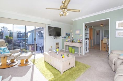 Photo of property in 2/86 Takutai Avenue, Half Moon Bay, Auckland, 2012