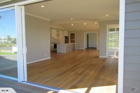 Photo of property in 8 Waitemata Drive, One Tree Point, 0118