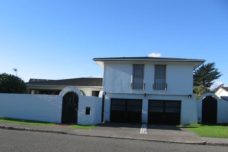 Photo of property in 102 Churton Drive, Churton Park, Wellington, 6037