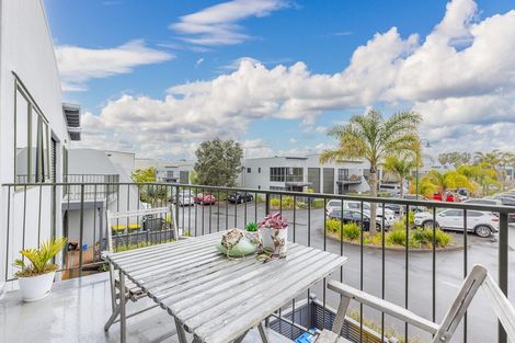 Photo of property in 14/14 Airborne Road, Rosedale, Auckland, 0632