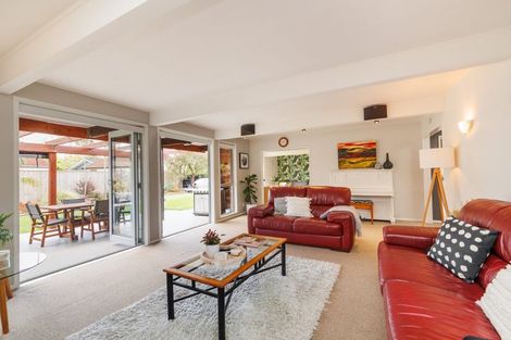 Photo of property in 15 Chilton Grove, Hokowhitu, Palmerston North, 4410