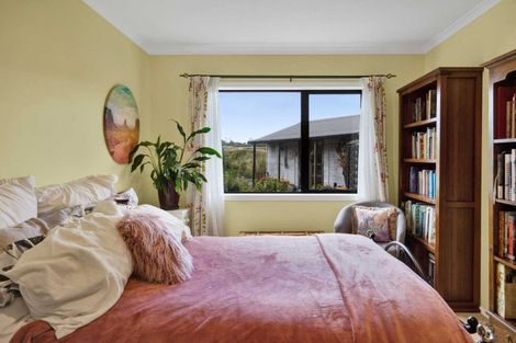 Photo of property in 2 Te Ara Karoiroa Road, Hurford, New Plymouth, 4374