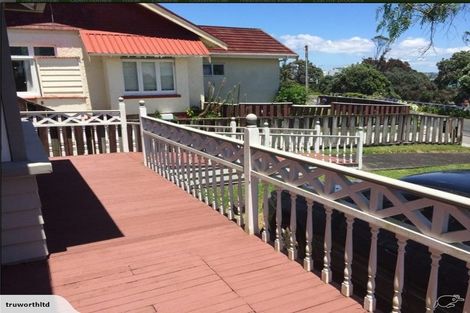 Photo of property in 2/4 Marine Terrace, Bayswater, Auckland, 0622