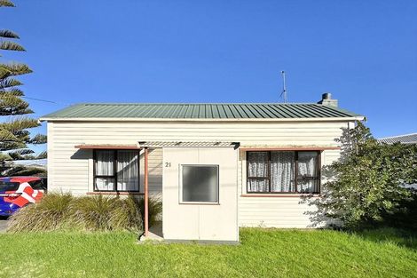 Photo of property in 21 Hood Street, Castlecliff, Whanganui, 4501