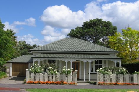 Photo of property in 9 Russell Street, Stanley Point, Auckland, 0624