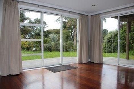 Photo of property in 583 Glenfield Road, Totara Vale, Auckland, 0629