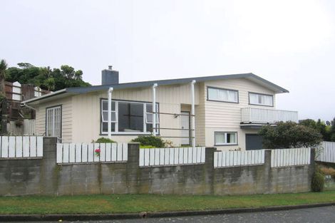 Photo of property in 2 Archbold Street, Newlands, Wellington, 6037