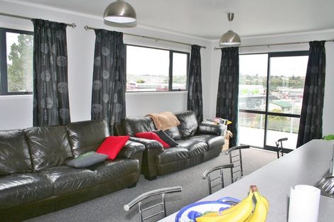 Photo of property in 16a Woodall Place, Totara Vale, Auckland, 0627