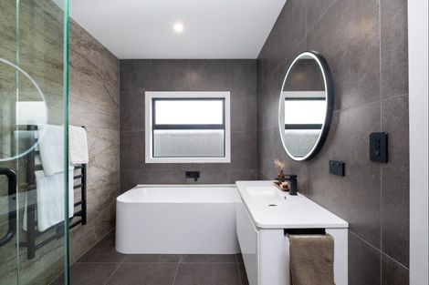 Photo of property in 63 Oak Road, Poraiti, Napier, 4112