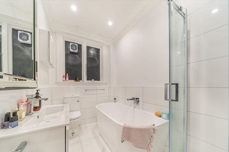 Photo of property in 3/246 Oriental Parade, Oriental Bay, Wellington, 6011