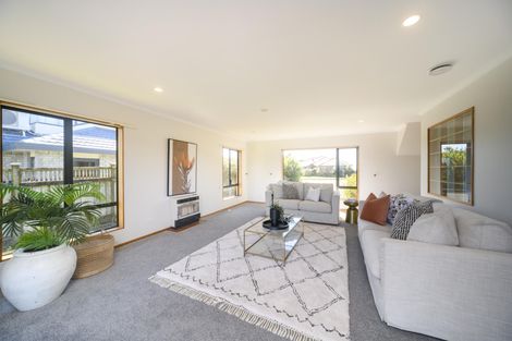 Photo of property in 122 Pacific Drive, Fitzherbert, Palmerston North, 4410