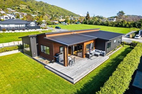 Photo of property in 10 Karearea Avenue, Waikanae, 5036