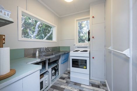 Photo of property in 35 North Piha Road, Piha, 0772