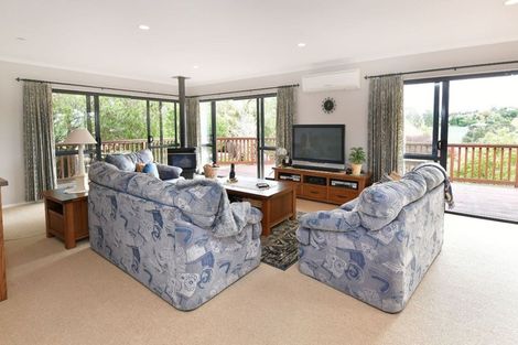 Photo of property in 32 D'oyly Drive, Stanmore Bay, Whangaparaoa, 0932