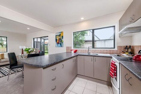 Photo of property in 12 Caspian Close, New Lynn, Auckland, 0600