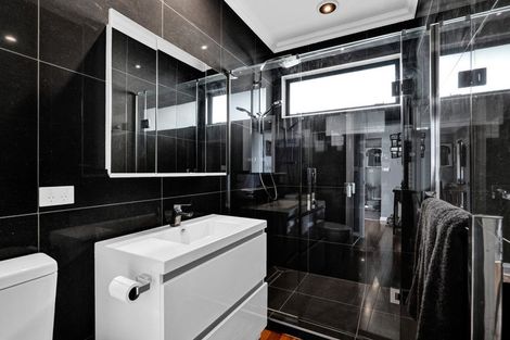 Photo of property in 5 South Road, Moturoa, New Plymouth, 4310