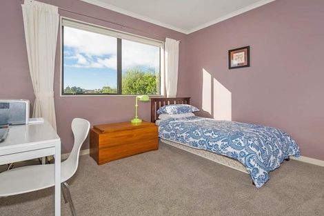 Photo of property in 2/18 Limmer Place, Browns Bay, Auckland, 0632