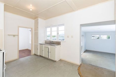 Photo of property in 2 Old Farm Road, Hamilton East, Hamilton, 3216