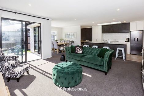 Photo of property in 5 Nikau Lane, Timberlea, Upper Hutt, 5018