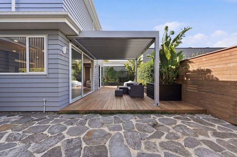 Photo of property in 17a Lake Pupuke Drive, Takapuna, Auckland, 0622