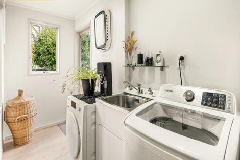 Photo of property in 12 Quo Vadis Place, Red Beach, 0932