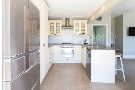 Photo of property in 100 Saint Andrews Square, Strowan, Christchurch, 8052