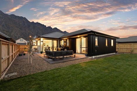 Photo of property in 22 Cheviot Street, Jacks Point, 9371