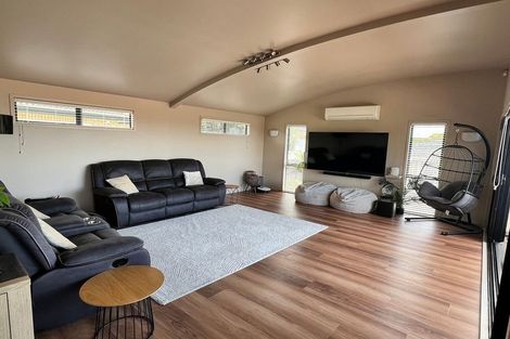 Photo of property in 3a Wakeling Avenue, Te Atatu South, Auckland, 0610