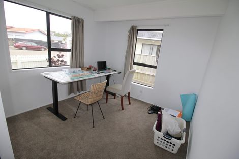 Photo of property in 43a Sunhaven Drive, Newlands, Wellington, 6037