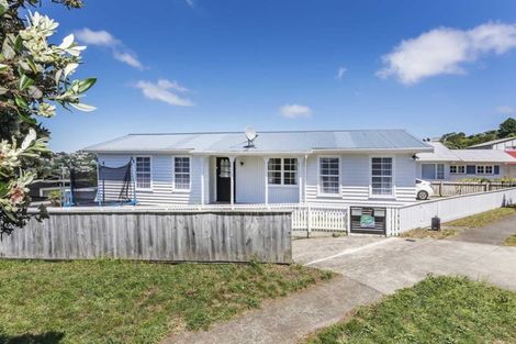 Photo of property in 90 Akaroa Drive, Maupuia, Wellington, 6022