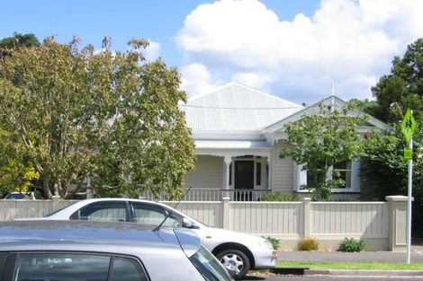 Photo of property in 11 Russell Street, Stanley Point, Auckland, 0624
