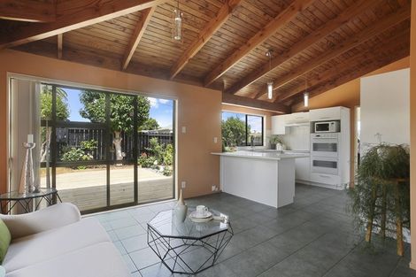 Photo of property in 2/23 Beatrice Avenue, Hillcrest, Auckland, 0627