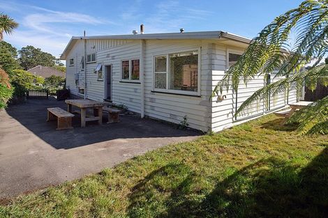 Photo of property in 17 Horokiwi Road West, Newlands, Wellington, 6037