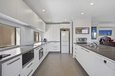 Photo of property in 11 Hilltop Lane, Mount Pleasant, Christchurch, 8081