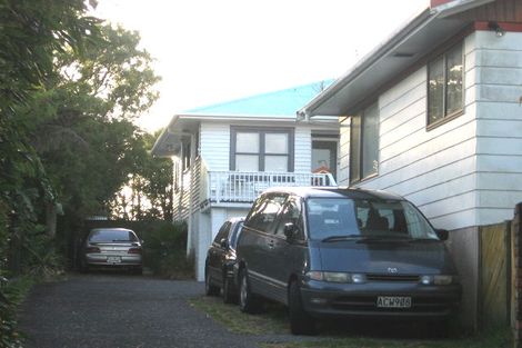 Photo of property in 2/219 Glenfield Road, Hillcrest, Auckland, 0627