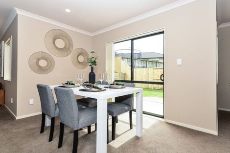 Photo of property in 90 Farnborough Drive, Grandview Heights, Hamilton, 3200