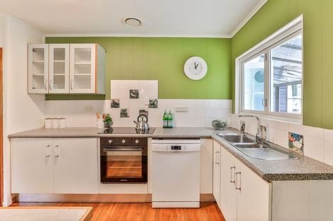 Photo of property in 37 York Road, Titirangi, Auckland, 0604