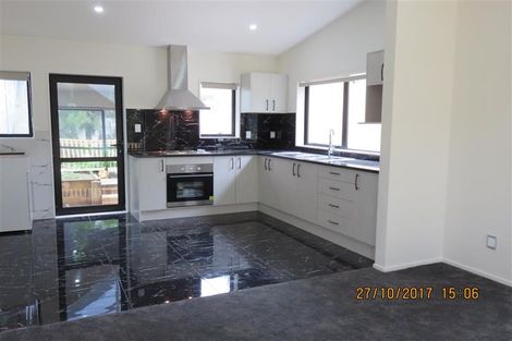 Photo of property in 5 Fernhaven Place, Massey, Auckland, 0614