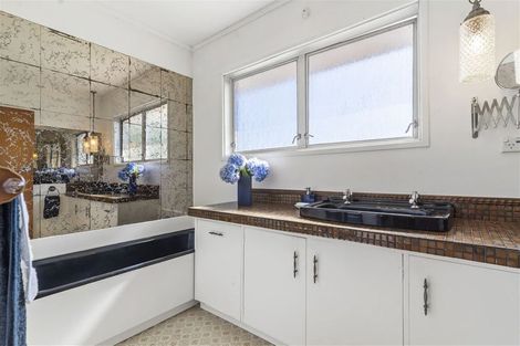 Photo of property in 301 Pakuranga Road, Pakuranga Heights, Auckland, 2010