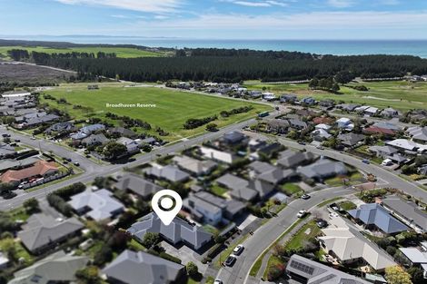 Photo of property in 10 Linkwater Way, Parklands, Christchurch, 8083