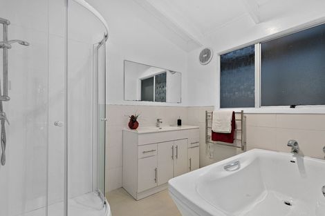 Photo of property in 16 Napuka Road, Henderson Valley, Auckland, 0612