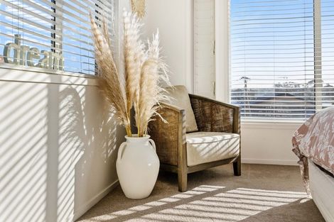 Photo of property in 2/10 Webb Place, Forrest Hill, Auckland, 0620