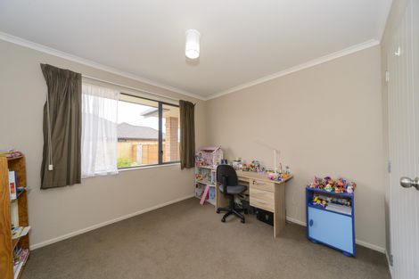 Photo of property in 8 Nevada Way, Kelvin Grove, Palmerston North, 4414
