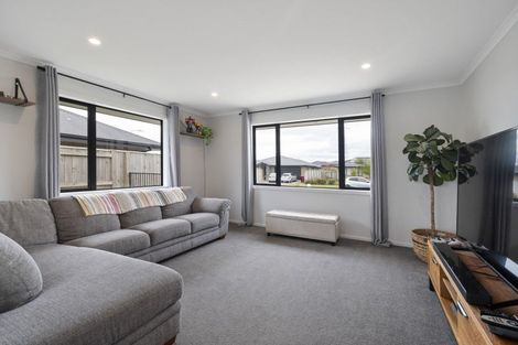 Photo of property in 21 Sardinia Grove, Fitzherbert, Palmerston North, 4410