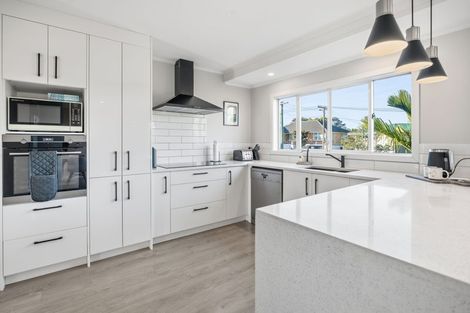 Photo of property in 6 Brouder Place, Hillpark, Auckland, 2102