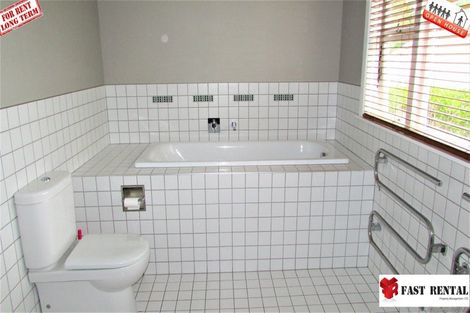 Photo of property in 16 Woodstock Road, Forrest Hill, Auckland, 0620