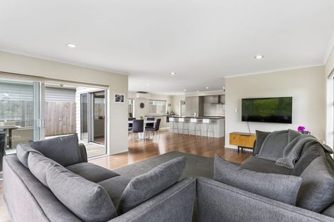 Photo of property in 135 Vipond Road, Stanmore Bay, Whangaparaoa, 0932