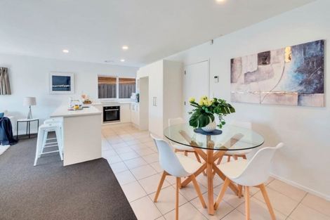 Photo of property in 2/5 Barbados Drive, Unsworth Heights, Auckland, 0632