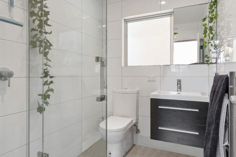 Photo of property in 2/76 Heathcote Road, Castor Bay, Auckland, 0620